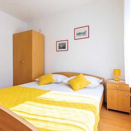 Cozy Apartment In Okrug Donji With Kitchen Donji Okrug  ภายนอก รูปภาพ