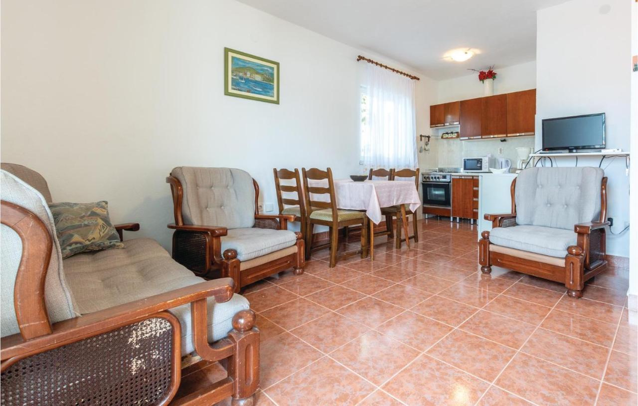 Cozy Apartment In Okrug Donji With Kitchen Donji Okrug  ภายนอก รูปภาพ